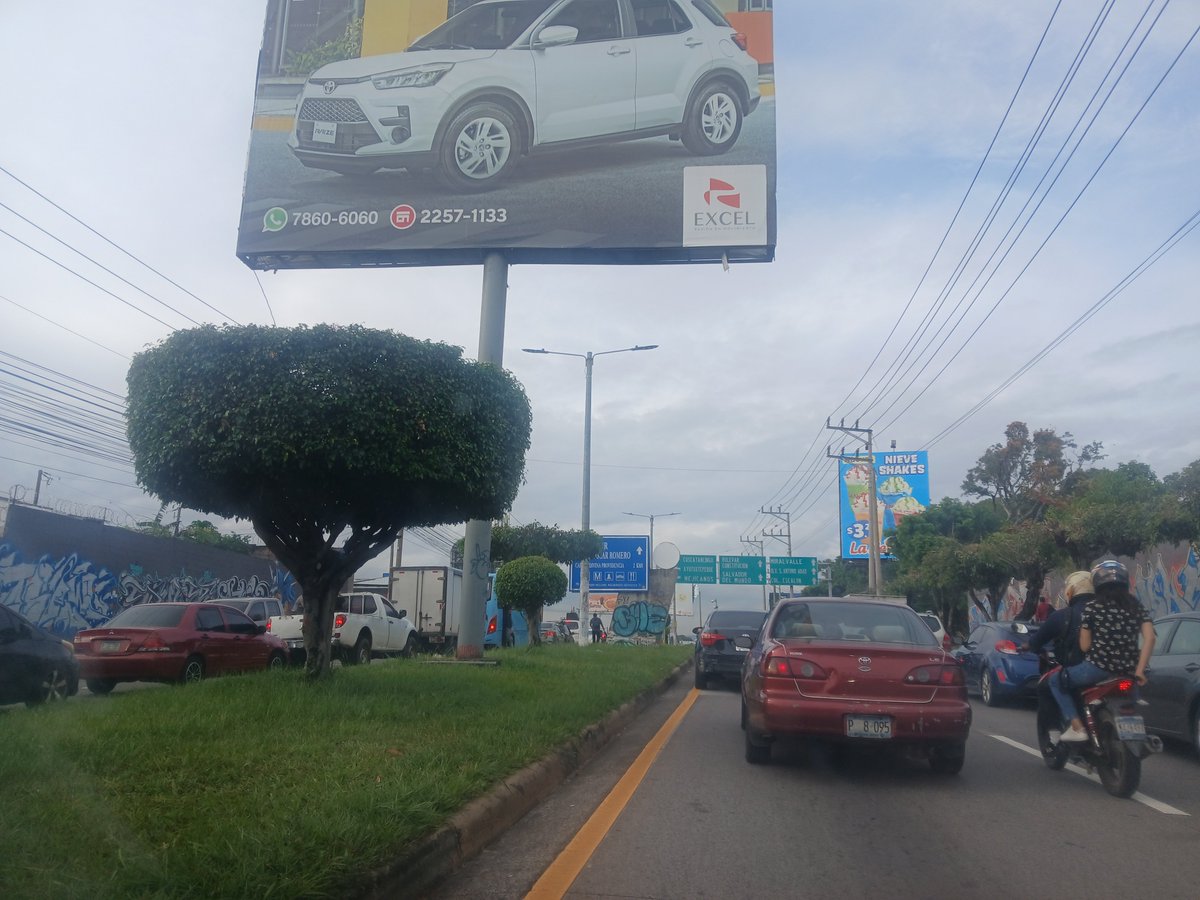 consejero01's tweet photo. Srs. @VMTElSalvador, el transito desde Quezalte, San Gabriel, Integracion hacia el boulevard Constitucion es un espectacular y abyecta cagada diaria gracias a este cuello de botella. El reversible no sirve de nada. No es posible ya casi 5 años con este cagadal y no hagan nada. https://t.co/bhYqniPKwk
