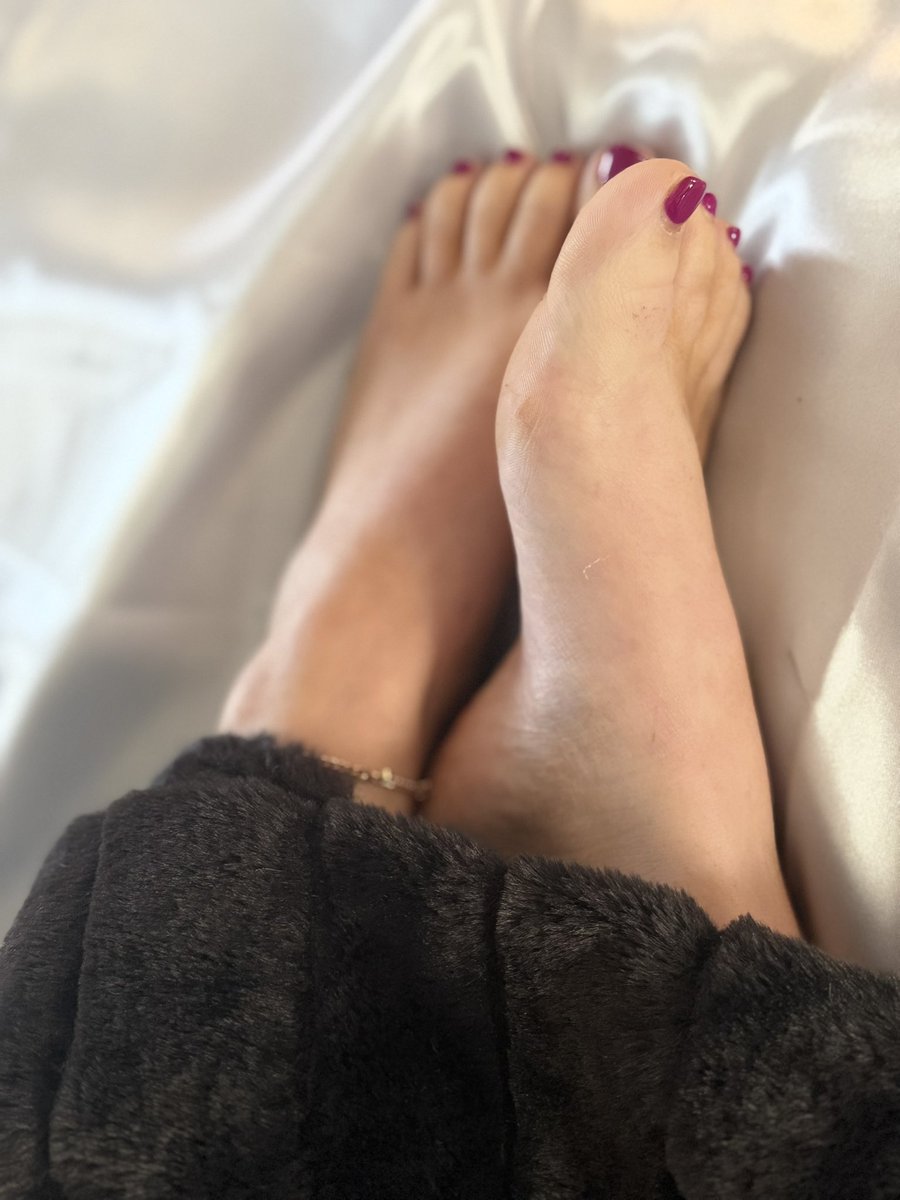 BeckySteps's tweet photo. Good morning from this side of the blankets 👣☀️
Did you miss me? 😏💜 https://t.co/J2JYfoHh4d