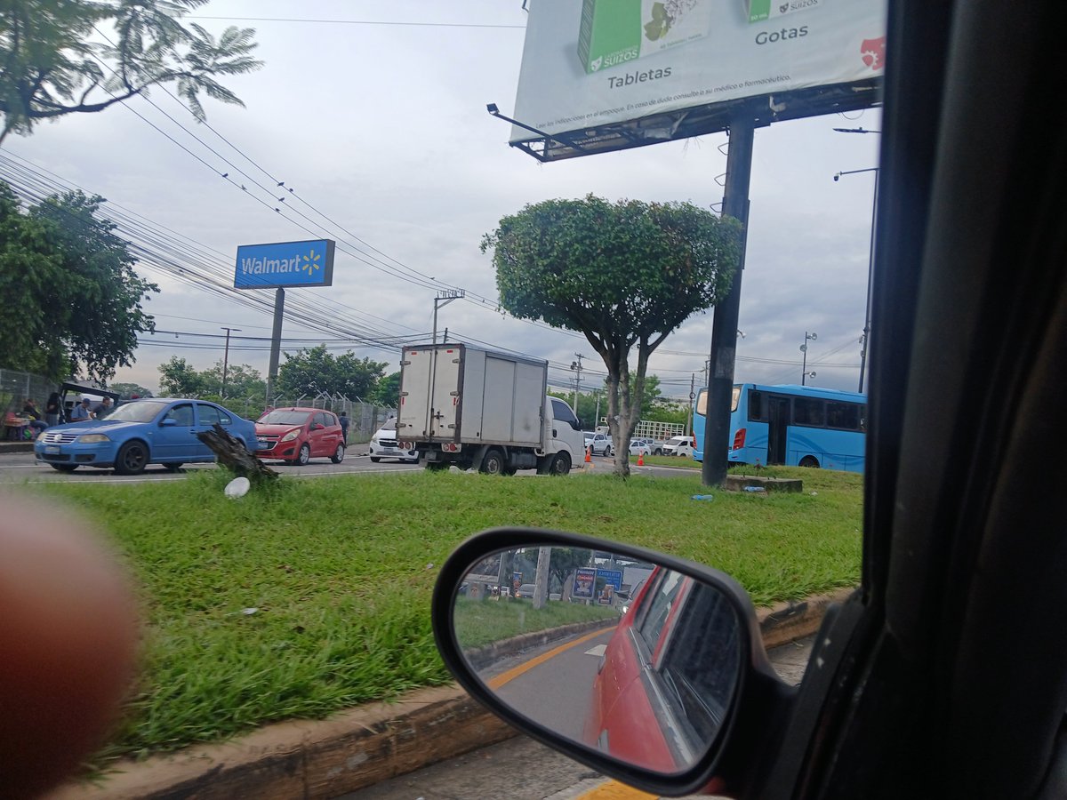 consejero01's tweet photo. Srs. @VMTElSalvador, el transito desde Quezalte, San Gabriel, Integracion hacia el boulevard Constitucion es un espectacular y abyecta cagada diaria gracias a este cuello de botella. El reversible no sirve de nada. No es posible ya casi 5 años con este cagadal y no hagan nada. https://t.co/bhYqniPKwk