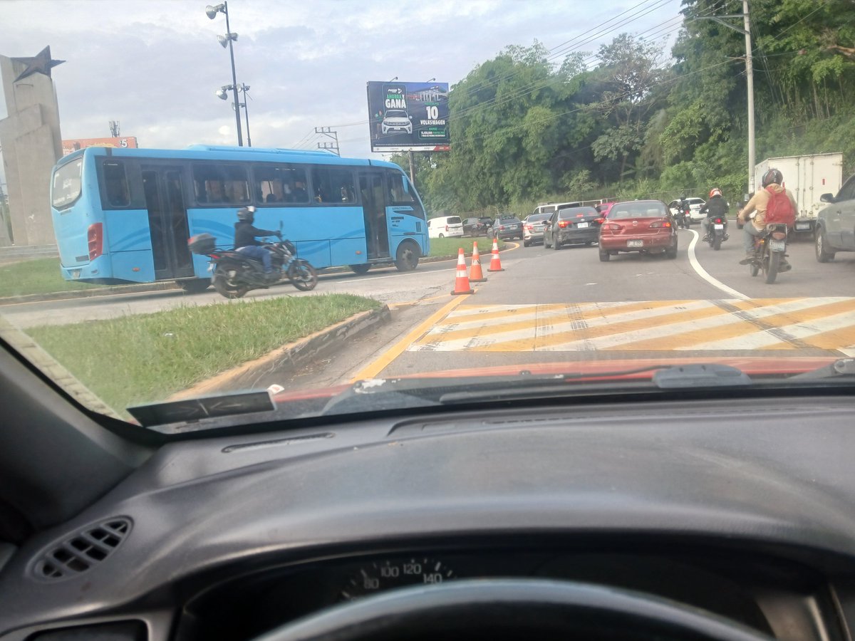 consejero01's tweet photo. Srs. @VMTElSalvador, el transito desde Quezalte, San Gabriel, Integracion hacia el boulevard Constitucion es un espectacular y abyecta cagada diaria gracias a este cuello de botella. El reversible no sirve de nada. No es posible ya casi 5 años con este cagadal y no hagan nada. https://t.co/bhYqniPKwk