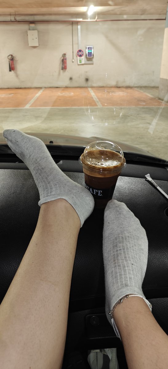 MmeVelvetine's tweet photo. Just walked 6k steps in the flamming sun, 34° 🥵
The coffee saves me🧋
#feetworshi̇p #foot_lover #feetcontents https://t.co/TUI9t3wFrc