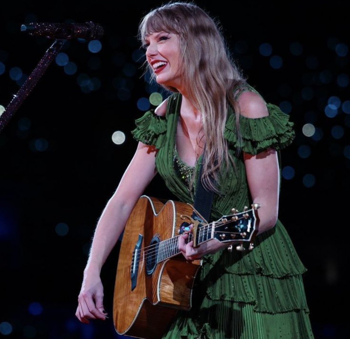 TayUpdatesARG's tweet photo. 🇧🇷 | El día de ayer el presidente Lula da Silva se reunió con los fandoms más importantes de Brasil para firmar un nuevo decreto: La 'Ley Taylor Swift', que protege a los fans contra la reventa de entradas y garantiza la distribución gratuita de agua en cualquier evento cultural. https://t.co/Qq1R7RX14K