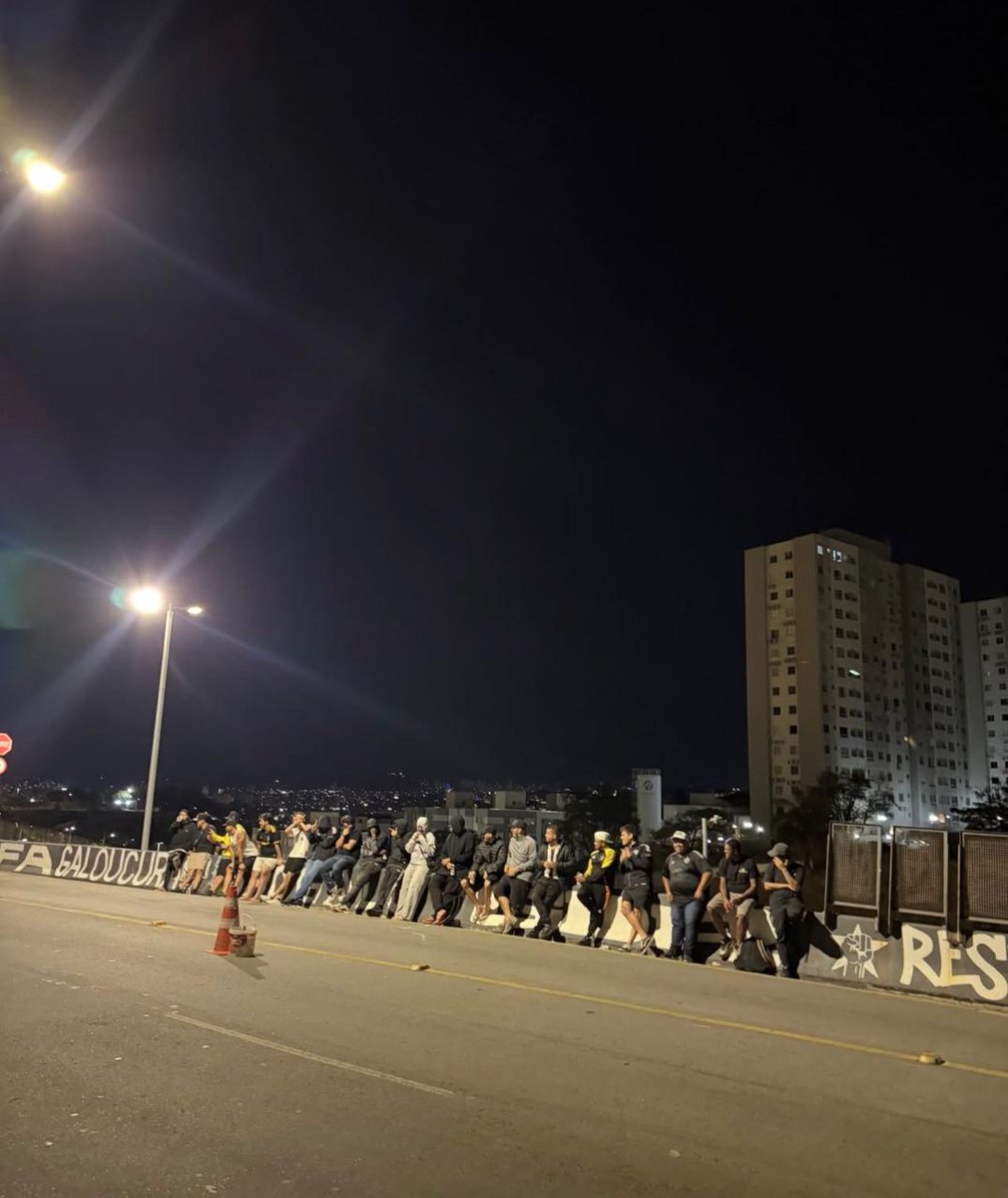 liberta___depre's tweet photo. Torcedores do Atlético-MG fizeram uma patrulha, na madrugada desta terça-feira (1º), nos arredores da Arena MRV para evitar que cruzeirenses realizassem qualquer tipo de ato provocativo nas proximidades do estádio antes do clássico. https://t.co/jsiO8N3rlQ