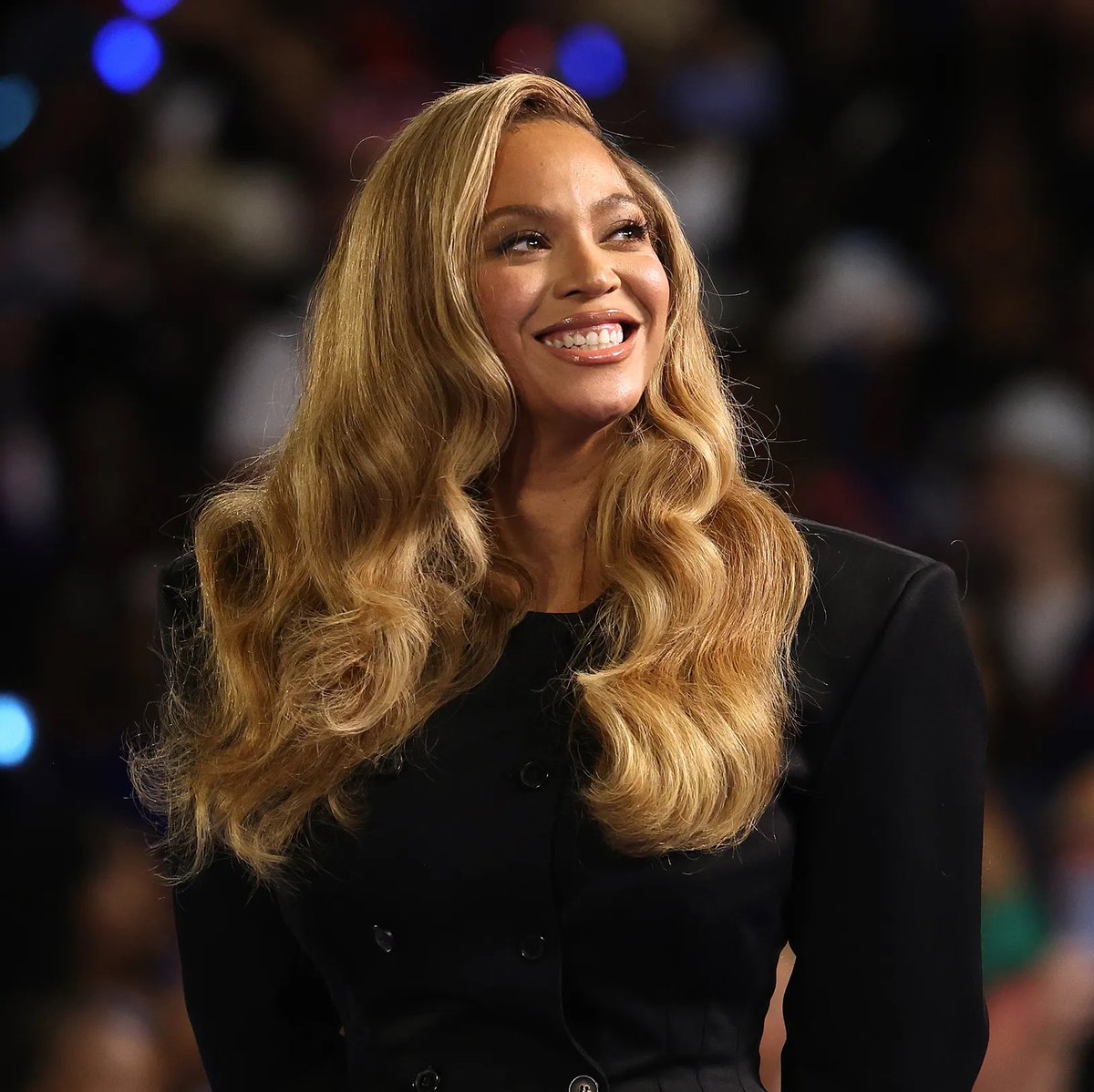 PopBase's tweet photo. Beyoncé has donated $200,000 to support flood relief efforts in Indiana. https://t.co/GknFDN2Xuq