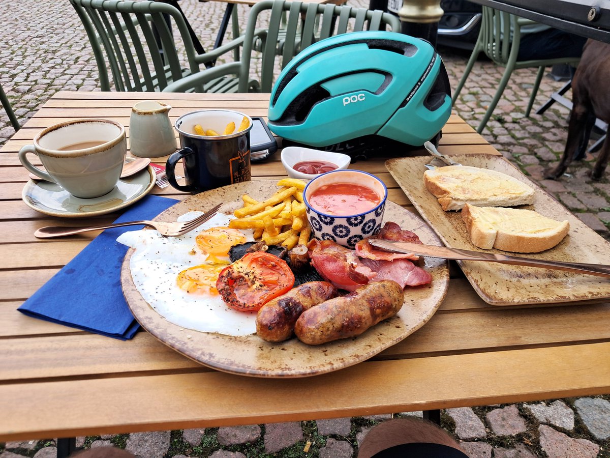 CB_cycles's tweet photo. I've committed. Hopefully once I've had this lot I'll feel a bit better. I've only got this far with a decent tailwind, I'm otherwise running on half a tank #cycling #alldaybreakfast #TourofBritain #Lincolnshire https://t.co/Nv89DE9kA4