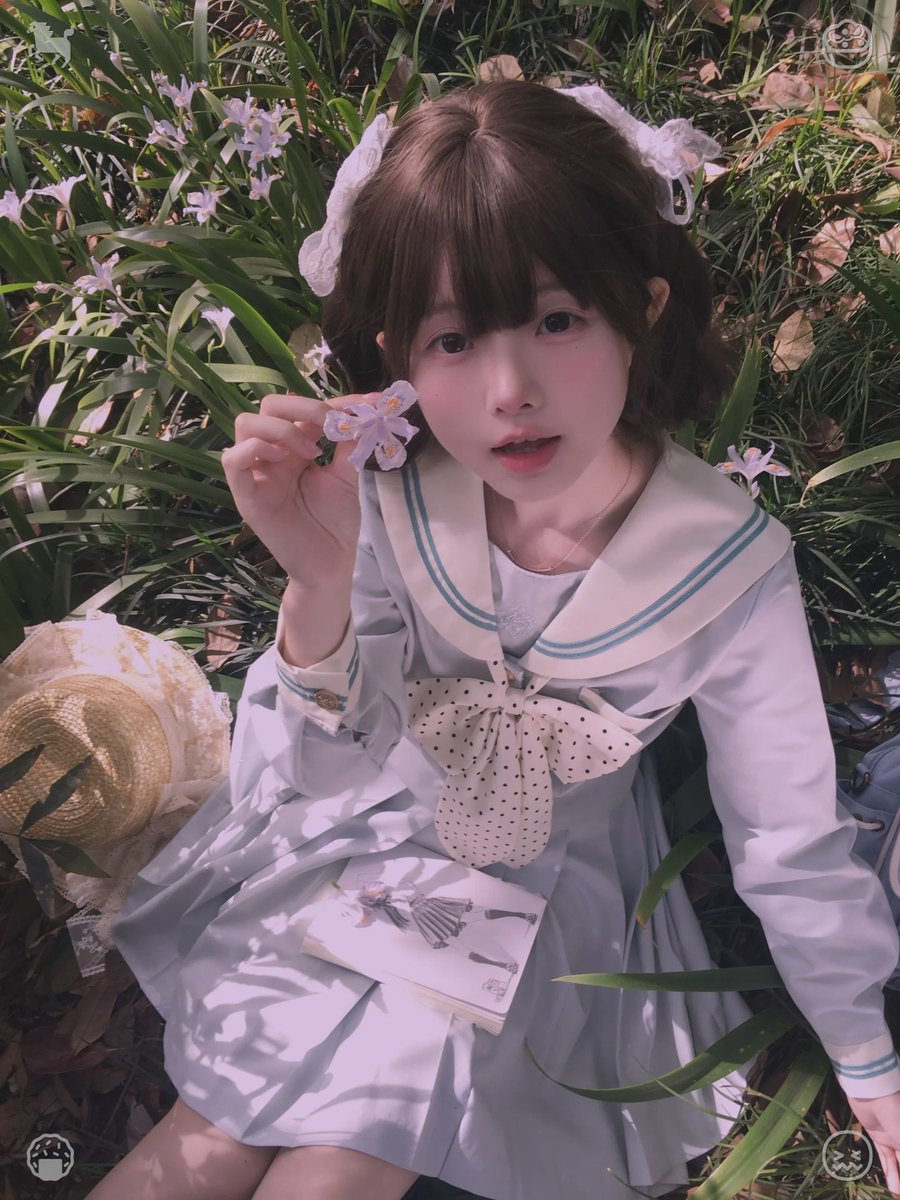 laradeoliveiraa's tweet photo. 🦐 A Stroll in Summer. The heat of the season is intense. "I apologize," she murmurs softly, but the woman simply shakes her head, brushing it off with a casual gesture. "There's no reason to be. He's right here with me—in these blooms, in the sunlight, in the peaceful still https://t.co/nBI3SDkv7J