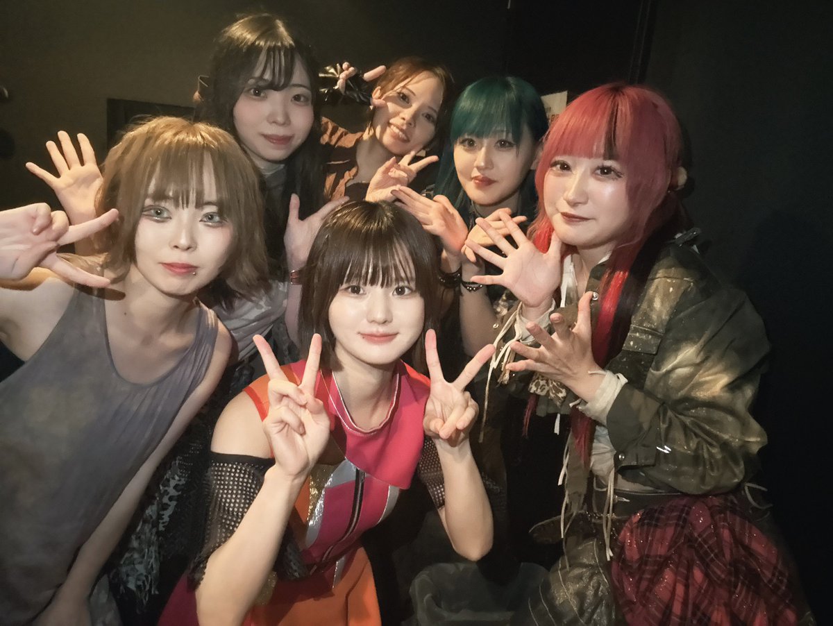 Saki_Chitose_'s tweet photo. 高円寺HIGHビーハプありがとうございました🎤🌟ベトナム帰りだったぜ〜
相沢瞳さんとは何度かご一緒させてもらっているのですが、歯列矯正を始められたそうで矯正の話で盛り上がりました🦷笑
SQRRLさんは初めましてだったのですが、気さくに話しかけて下さったりLIVEも見て下さったり嬉しかったです🫶 https://t.co/CgPaFgst0W