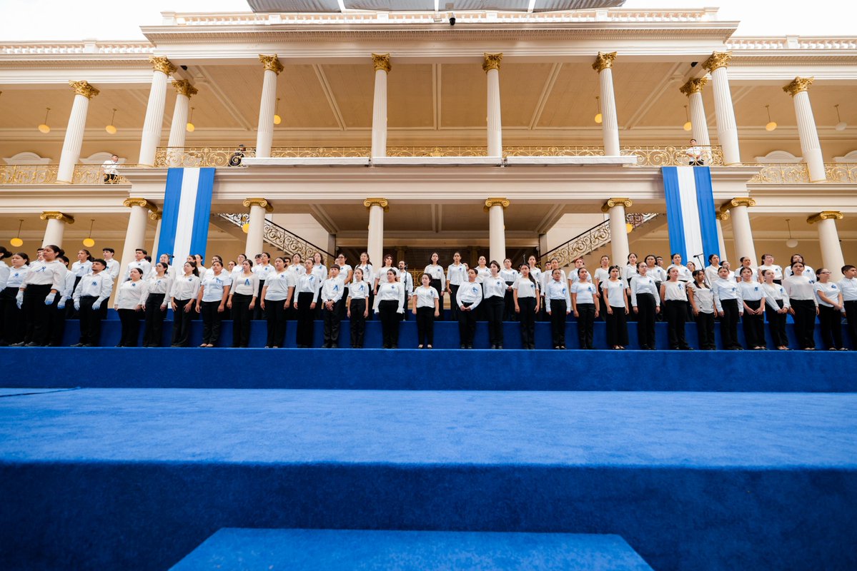 Gobierno_SV's tweet photo. ¡A una sola voz! Nos unimos a la voz de Luis Enrique Aguirre Castillo, encargado de recitar con mucho orgullo nuestra Oración a la Bandera. #ElFuturoEsNuestro🇸🇻 https://t.co/VitjGA3hJ2