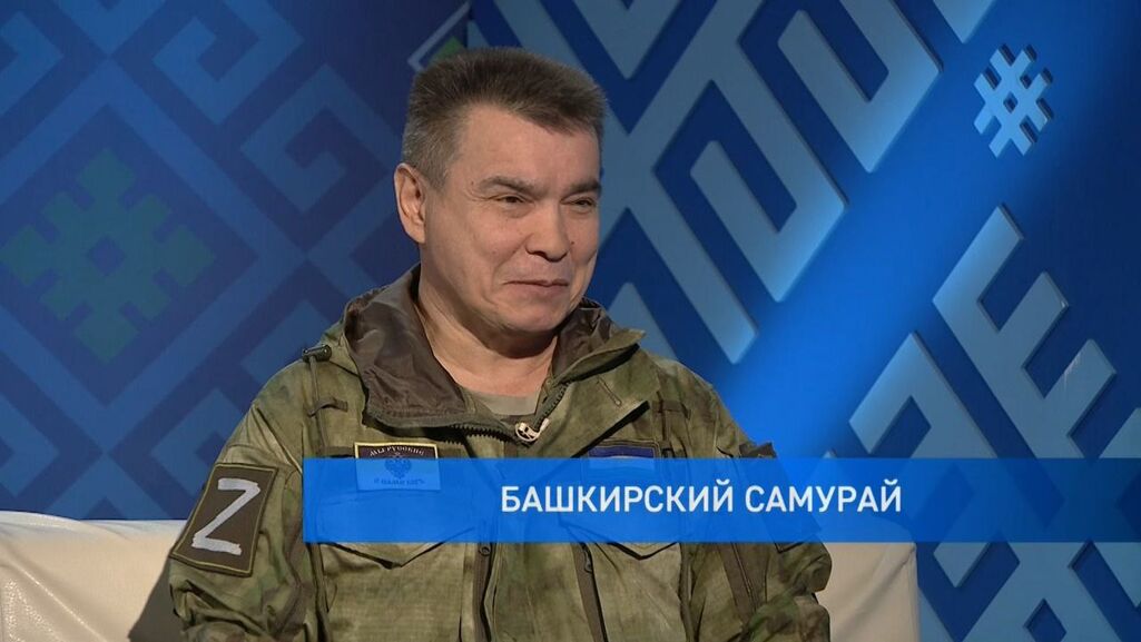 mediazzzona's tweet photo. Суд прекратил дело бывшего главы башкирского батальона «Ватан» о жестоком убийстве солдат

Военный суд прекратил дело бывшего командира башкирского батальона «Ватан» Рамиля Ульмасбаева об убийстве подчиненных, поскольку он получил государственную награду за службу, стало известно «Медиазоне». Его подельника Ильнура Кутлуюлова приговорили к 10 годам колонии.

Дело связано с убийством военных из батальона «Ватан». Мужчина, дезертировавший из подразделения, рассказал «Вот так», что в августе 2023 года Ульмасбаев в селе Меловатка Луганской области расправился с тремя солдатами, которые были свидетелями убийства другого члена батальона.

«Он смог поймать троих пацанов, которые видели убийство, — рассказал он. — Прострелил им колени и начал бить ломом. Потом каждому острием лома вскрыл животы. Еще живых, их погрузили в багажник УАЗа и увезли куда-то. <…> Один парень еще был жив, стонал. Они облили их бензином и подожгли. На то, что не сгорело, накидали гранат, чтобы помельче разорвало. Через сутки приехали и большие куски человеческого мяса подожгли повторно».

Убитых похоронили как «героев СВО», погибших при исполнении.

О задержании Ульмасбаева и его водителя стало известно только в октябре 2023 года. В августе 2024 года «Самурая» и его подельника начали судить в Южном окружном военном суде. Однако вскоре дело против бывшего командира «Ватана» приостановили, и он отправился на фронт. Вновь оказавшись на войне, он получил госнаграду, что и стало основанием для прекращения уголовного дела об убийстве солдат.

📸 Рамиль Ульмасбаев. Скриншот телеканала БСТ