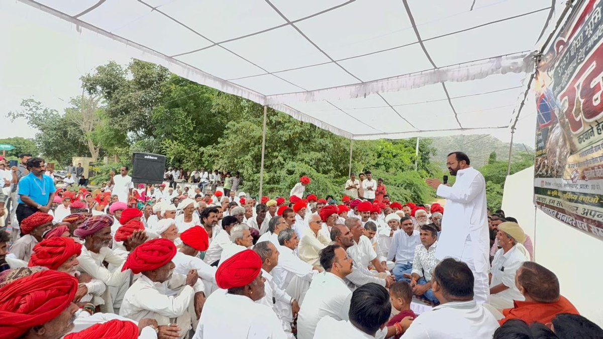 SanyamLodha66's tweet photo. शिवगंज तहसील में मनादर-1 एवं मनादर-2 क्षेत्र की करीब 3800 बीघा राजकीय भूमि निजी सोलर कंपनी को आवंटित करने की सरकार की सहमति के विरोध में उप तहसील के बाहर कैलाशनगर में आयोजित विशाल धरना-प्रदर्शन में शामिल होकर ग्रामीणों की आवाज को समर्थन दिया।

ग्रामीणों के साथ तहसीलदार प्रतिनिधि को मुख्यमंत्री के नाम ज्ञापन सौंपकर भूमि आवंटन प्रक्रिया तत्काल निरस्त करने की मांग की।

#Sirohi #Kailashnagar #Shivganj #SaveSirohi #Rajasthan

@INCRajasthan @INCIndia