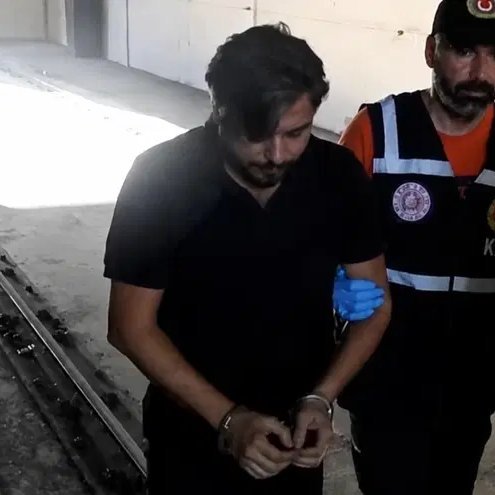 zekibahce's tweet photo. 🔴 Arif Kocabıyık adlı zart tutuklandı.
Edirne cezaevine tıkıldı.

Tır dorsesinde yurt dışına kaçmaya çalışırken fare gibi yakalanmıştı. https://t.co/2OkJqHnYsV