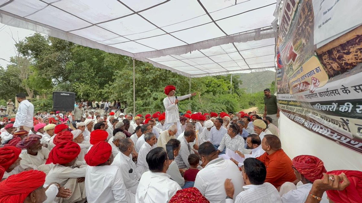 SanyamLodha66's tweet photo. शिवगंज तहसील में मनादर-1 एवं मनादर-2 क्षेत्र की करीब 3800 बीघा राजकीय भूमि निजी सोलर कंपनी को आवंटित करने की सरकार की सहमति के विरोध में उप तहसील के बाहर कैलाशनगर में आयोजित विशाल धरना-प्रदर्शन में शामिल होकर ग्रामीणों की आवाज को समर्थन दिया।

ग्रामीणों के साथ तहसीलदार प्रतिनिधि को मुख्यमंत्री के नाम ज्ञापन सौंपकर भूमि आवंटन प्रक्रिया तत्काल निरस्त करने की मांग की।

#Sirohi #Kailashnagar #Shivganj #SaveSirohi #Rajasthan

@INCRajasthan @INCIndia