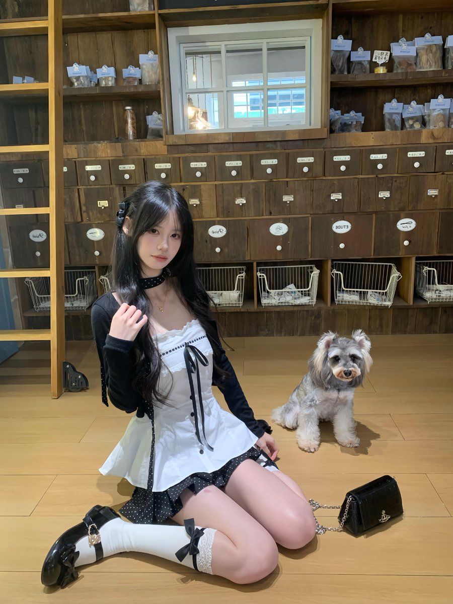 deborah62km6's tweet photo. 马上要去大学报道啦！

是谁要锐评我准女大17岁的福🦋

要看的来嗷~我直接发  不许说黑！ https://t.co/eONV8UmLHG