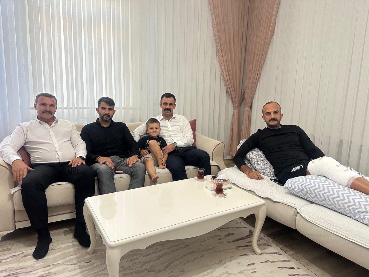 AntalyaOcak's tweet photo. Ülkü Ocakları Antalya İl Başkanımız Sayın Ömer Faruk Yıldırım, dizinden geçirdiği menisküs ameliyatı sebebiyle Doğu Bölgesinden Sorumlu İl Başkan Yardımcımız Yusuf Özçelik’i evinde ziyaret ederek geçmiş olsun dileklerini iletti.

Ülküdaşımız Yusuf Özçelik’e Allah’tan acil şifalar diliyor, en kısa zamanda sağlığına kavuşmasını temenni ediyoruz.

@ayyildirim1
