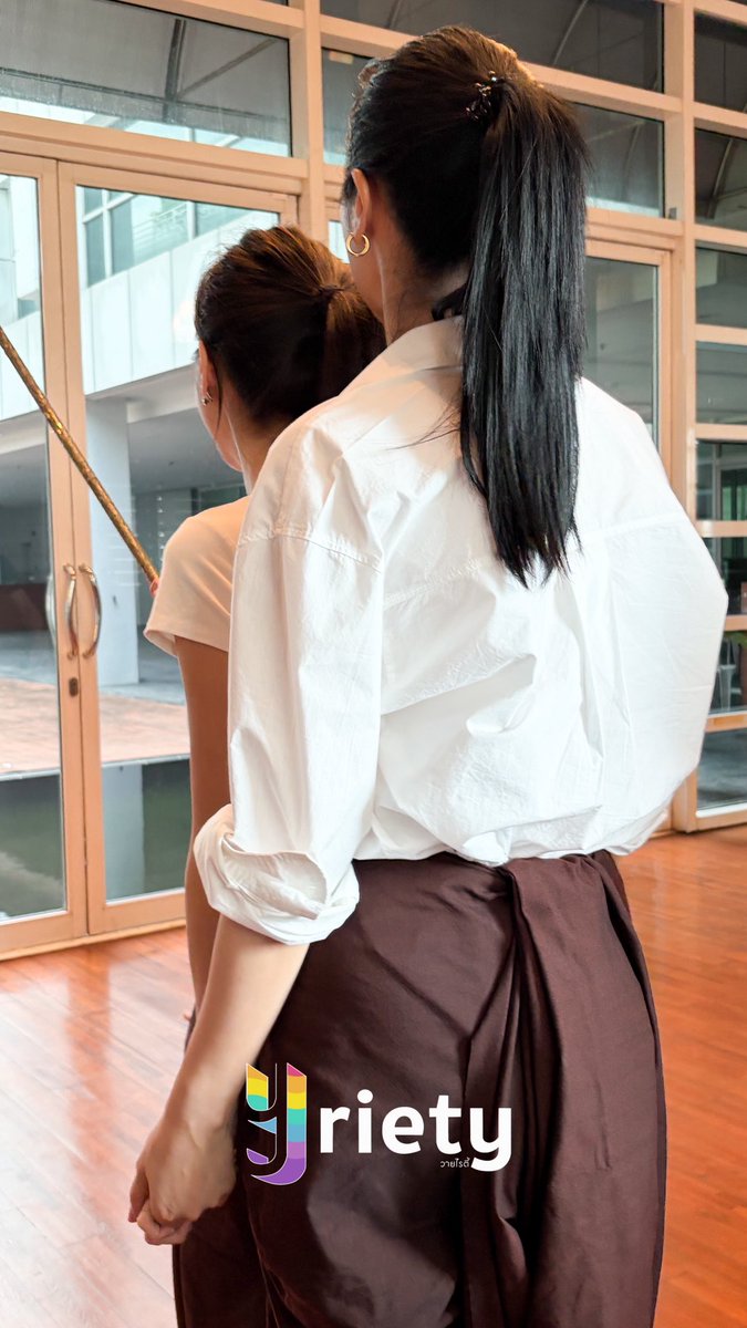 Yriety's tweet photo. @malisorn00 อุ้ย! 🫢 พี่ฝ้ายมาเมนต์ตกใจหมด กอดอะตอมให้ดูอีกรอบเลยยย พี่วายถ่ายไม่ทันน🫣 https://t.co/M2SC1XBELJ