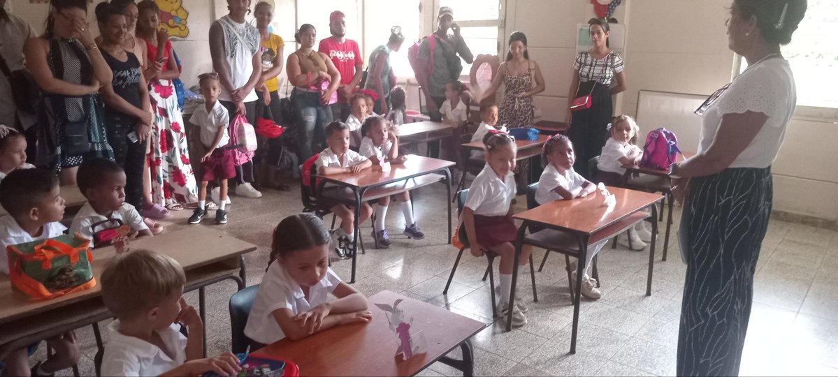 EnoidaCastillo's tweet photo. Ni las carencias ,ni los apagones limitó el inicio del curso escolar 2026-2027 
Alegría en el regreso a las aulas.  
Se reciben los niños y niñas de los grados preescolar y primero por la payasita tití https://t.co/qalD5VuLUV