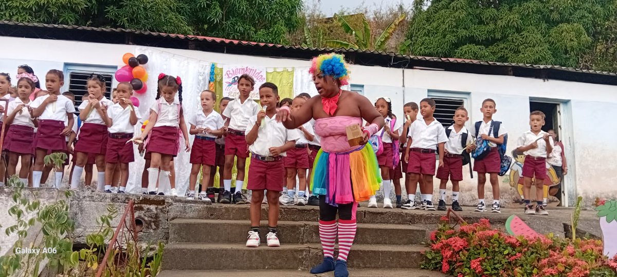 EnoidaCastillo's tweet photo. Ni las carencias ,ni los apagones limitó el inicio del curso escolar 2026-2027 
Alegría en el regreso a las aulas.  
Se reciben los niños y niñas de los grados preescolar y primero por la payasita tití https://t.co/qalD5VuLUV