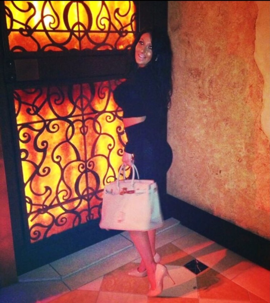 TuDigirolojj's tweet photo. A little black outfit never goes out of style. LA https://t.co/wXVywFzirR