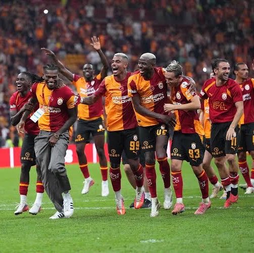 gusholderhaber's tweet photo. Galatasaray, Türkiye’de kadro değeri 400 milyon euroyu geçen ilk kulüp oldu.

— Transferi tamamlanan Bitshiabu ile birlikte 417.75 milyon euro olacak. https://t.co/ftrUUjXtJ9