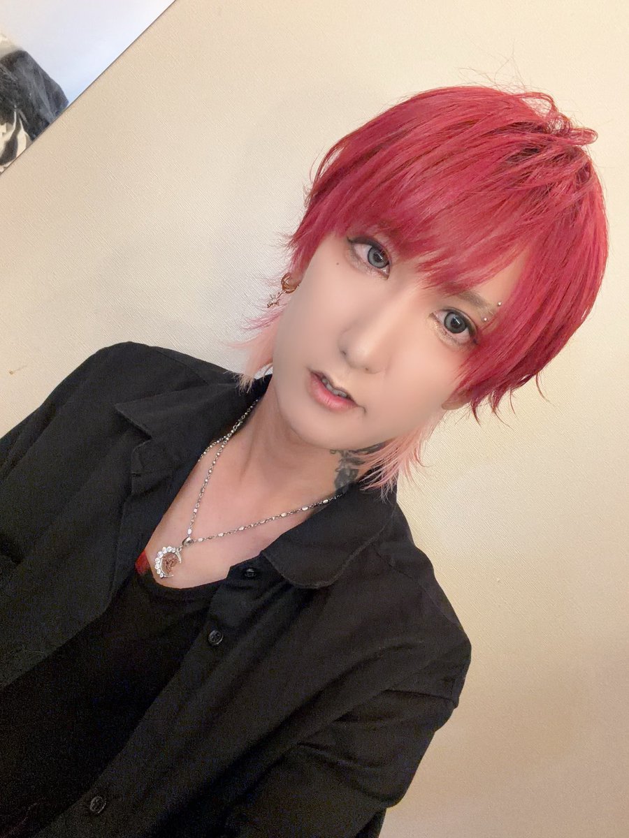 Yuh_Guitarist's tweet photo. Azavana 2nd Anniversary「残響」でした！
呼んでくれたAzanavaありがとう！そして12月のParty Onもよろしくー！
詩結もGLOSTERに参加してくれてありがとう。楽しかったねぇ https://t.co/fT466xFk5E