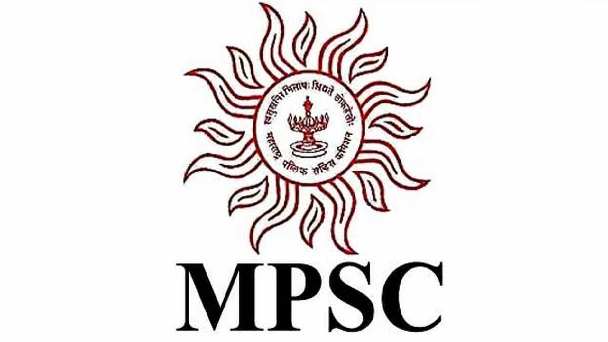 airnews_mumbai's tweet photo. #MPSC अर्थात महाराष्ट्र लोकसेवा आयोग च्या औषध निरीक्षक पदासाठीच्या पेपरफुटी प्रकरणातली आरोपी ऋतुजा पाटील हिला मुंबई पोलिसांच्या गुन्हे शाखेनं आज नंदुरबार इथून अटक केली. फुटलेल्या २९४ प्रश्नांपैकी ७७ प्रश्न हे प्रत्यक्ष प्रश्नपत्रिकेतले होते, असं तपासादरम्यान समोर आलं होतं.

 तसंच, सगळ्या प्रश्नांची उत्तरं बरोबर आल्यामुळे संशय येऊ नये, यासाठी मुद्दाम १० उत्तरं चुकवण्याचा सल्ला आरोपीनं ऋतुजाला दिल्याचं पोलिसांनी सांगितलं होतं.

MPSCच्या ३ अधिकाऱ्यांसह एकंदर ६ जणांना पोलिसांनी गेल्या बुधवारी अटक केली होती.
#MPSC #MPSCExam #पेपरफुटी  #महाराष्ट्र #ExamScam