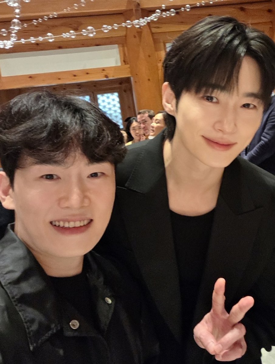 wooseoksyndrome's tweet photo. This lucky OP met #ByeonWooSeok at an event, and Wooseok was dressed in all black again! 🖤😍

Credit: doctor.eraser/IG https://t.co/JhcQmlpjs4