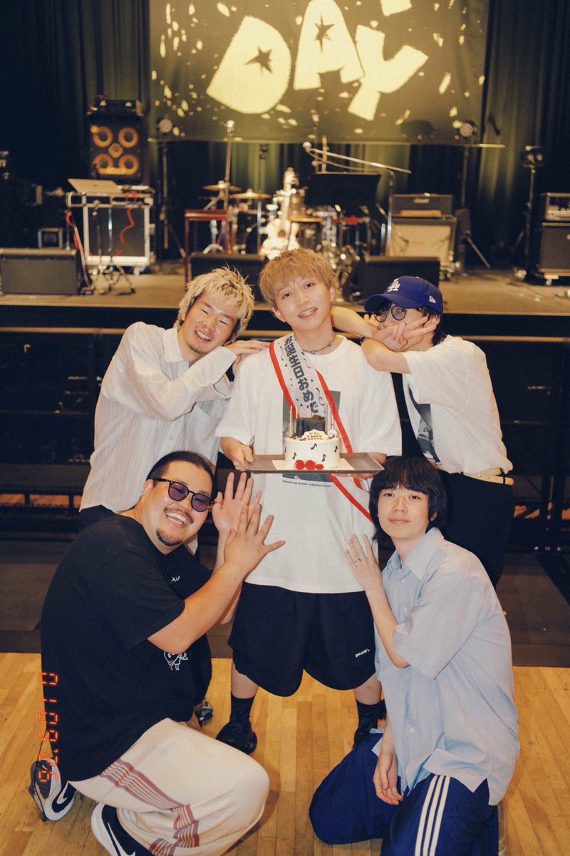 orangespinycrab's tweet photo. ˗ˏˋ ✶ 𝙏𝙝𝙖𝙣𝙠 𝙔𝙤𝙪 ✶ ˎˊ˗

「でらしのスーパートモダチナイト〜お誕生日編〜」
でらしさんお誕生日おめでとうございます🎂

ハンブレッダーズ、Itoさん
トンボコープ、リュックと添い寝ごはん
お越しいただいた皆さん、ありがとうございました！

10月より全国ツアーも開催！🪐
本日をきっかけに知ってくださった方も、
ぜひチェックお願いします🦢 ₊˚.
ℹ️https://t.co/GjtAdug9W2

📷Photo by マスダ レンゾ(@renzomasuda)