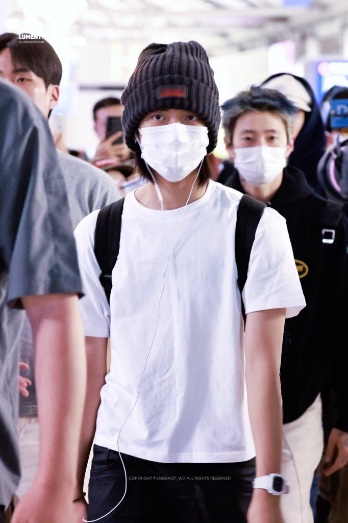 kolorwoojin's tweet photo. ehhh lucu bgtttt kaya bocah sd balik liburan sama anak anak kelas abis renang https://t.co/OAsZvuFzTU