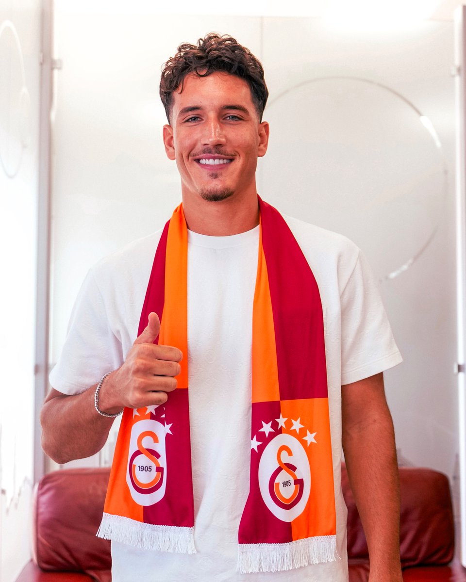 GalatasaraySK's tweet photo. 📸 Transfer görüşmelerine başladığımız Deniz Gül, İstanbul’da! 🦁 https://t.co/23pygt2Qzw