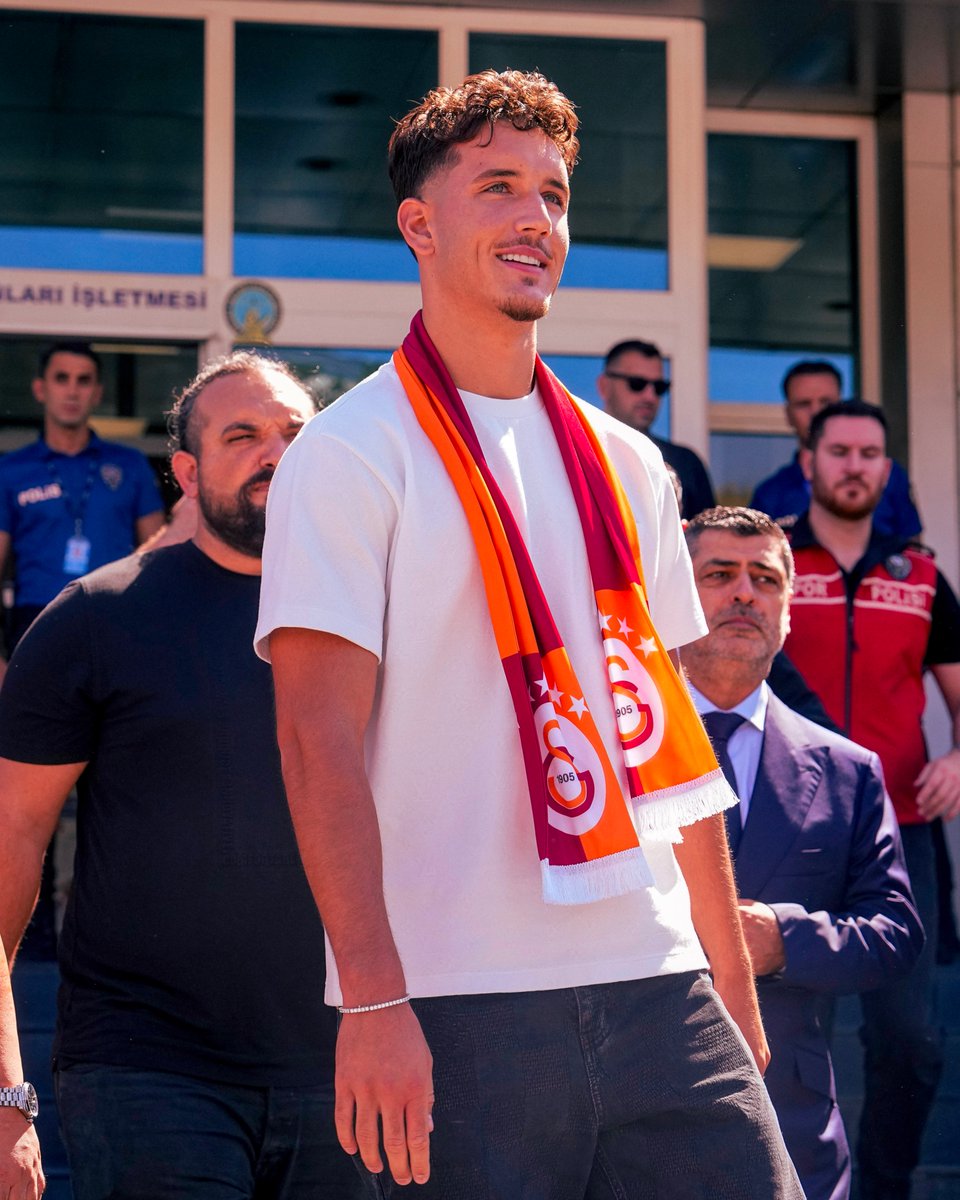 GalatasaraySK's tweet photo. 📸 Transfer görüşmelerine başladığımız Deniz Gül, İstanbul’da! 🦁 https://t.co/23pygt2Qzw