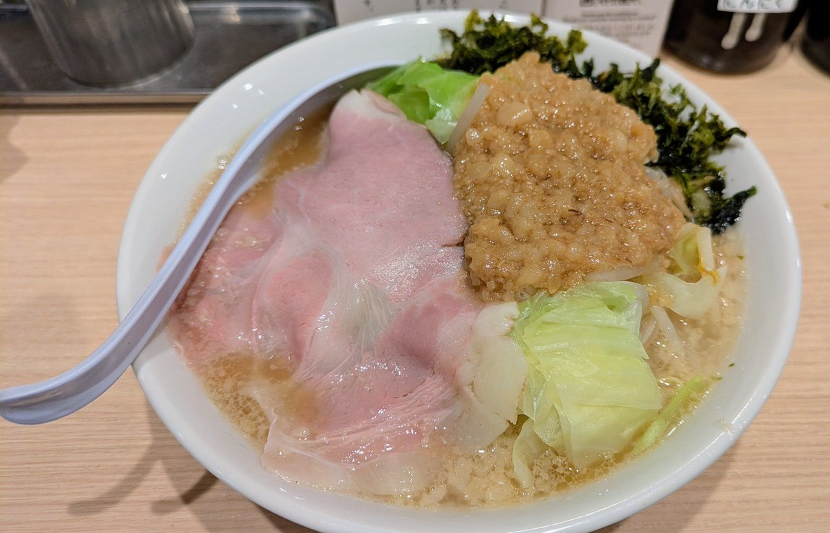neco_khaos's tweet photo. 千波＠中野坂上にて野菜背脂中華そば背脂多め
丸亀が長蛇の列で諦めてサクッと検索して来たお店😂
燕三条系背脂だけど、あご出汁メインて凄く優しい…背脂も全然クドく無くてこんなに優しい背脂ラーメンも珍しいw
けど出汁はしっかり感じるからちゃんと美味い、卓上に無臭にんにくあるのもポイント高し https://t.co/7ZDHLqsIHJ