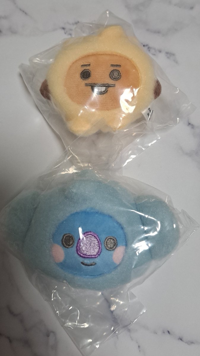 JUN__SUGA's tweet photo. BT21ぬいぐるみクリップのシュキとコヤ、さやかちゃん（@saya5802）からいただきました〜✨
超超可愛い😍
大事にしますね、ありがと〜🥰 https://t.co/la35MhIWu0