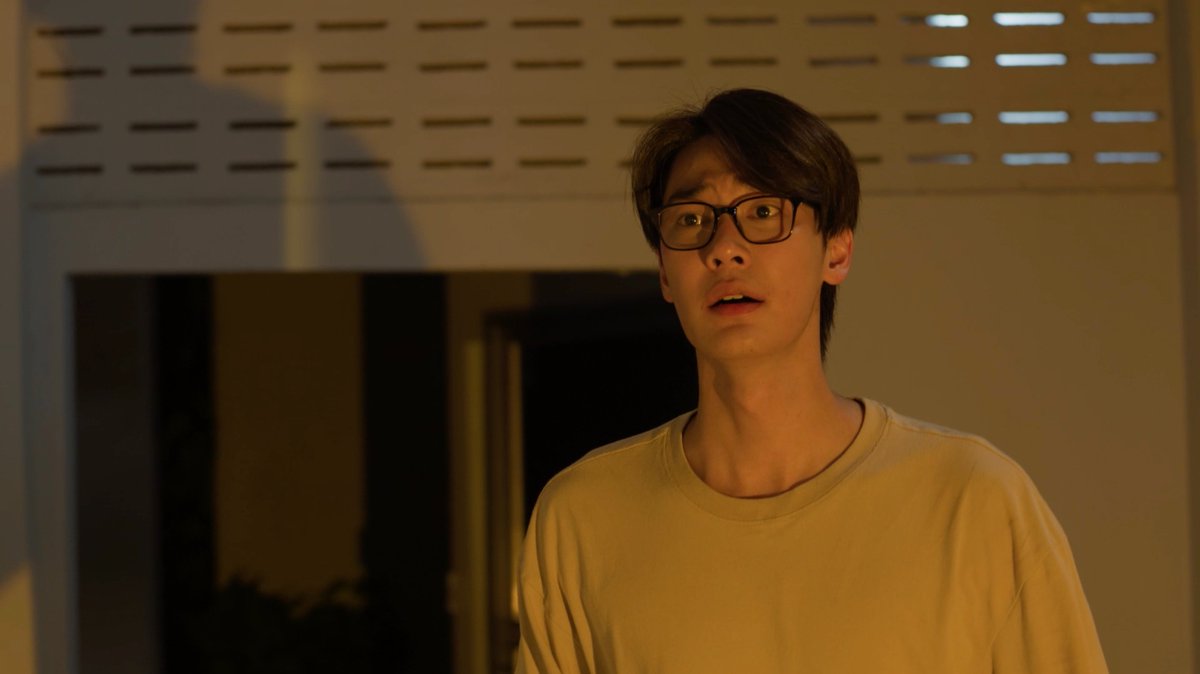 GMMTV's tweet photo. เคย์กำลังนึกย้อนไปถึงเรื่องราวทุกอย่างก่อนจุดเริ่มต้นของ Nekros 
#MrKillSeriesEP9
@dew_jsu https://t.co/UVqsJ2jo2O