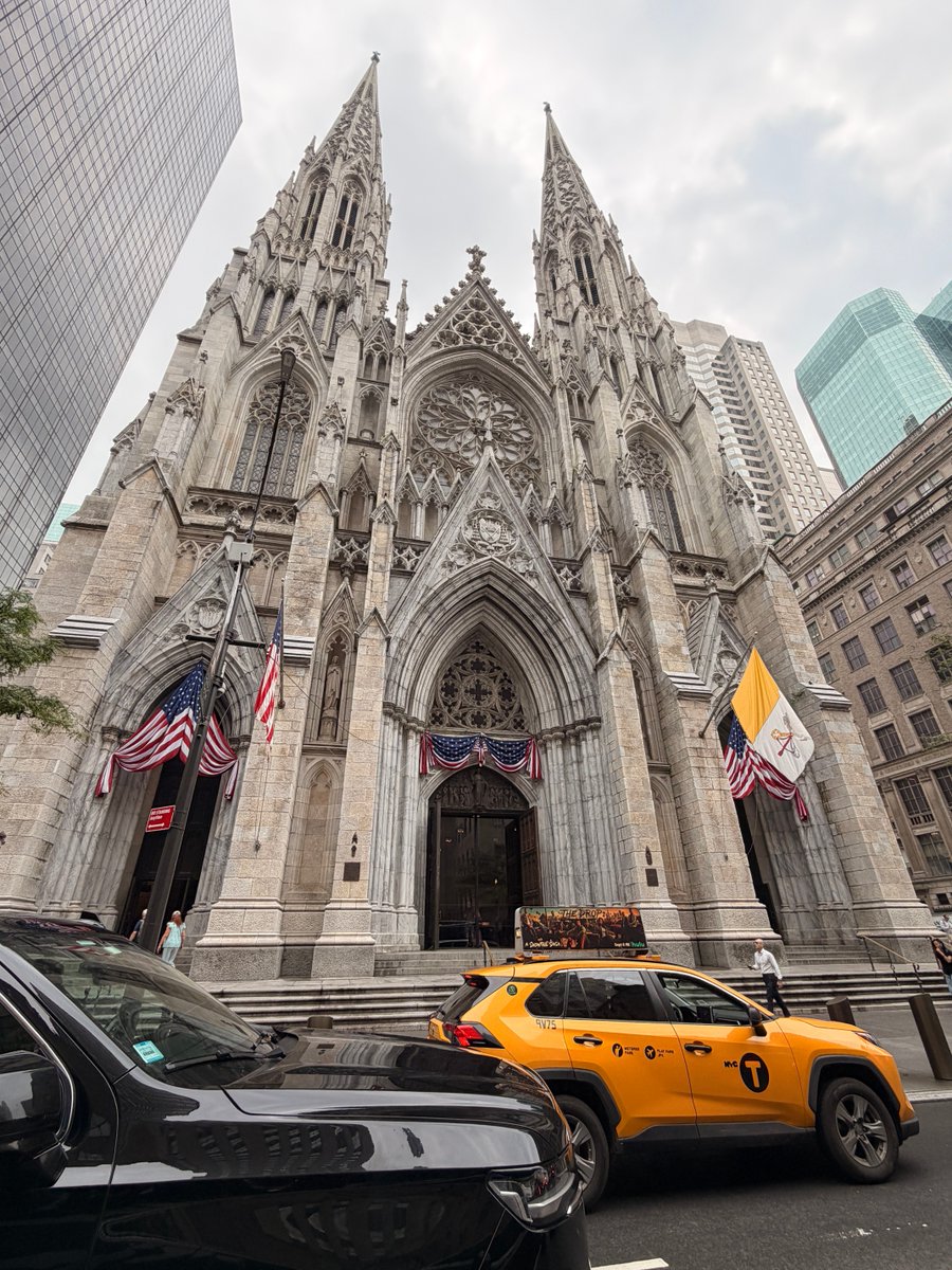 RicardoBSalinas's tweet photo. Hoy les comparto algunos eventos de mi día en NYC.
Primero - Rezar. https://t.co/tOzwGBmBi0