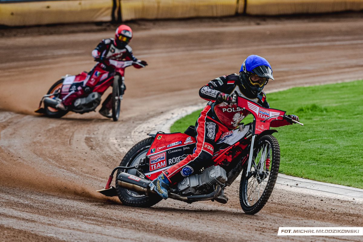 PoloniaBDG's tweet photo. Kacper Tereszczuk, Dominik Jendrzejewski i Mikołaj Teske z licencjami w klasie 500cc! 🔥

Cała trójka zdała dziś w Bydgoszczy egzamin i zrobiła kolejny ważny krok w swojej żużlowej karierze.

Gratulujemy chłopakom oraz trenerom i całej ekipie Akademii Czarnego Gryfa! https://t.co/p74397kMLX