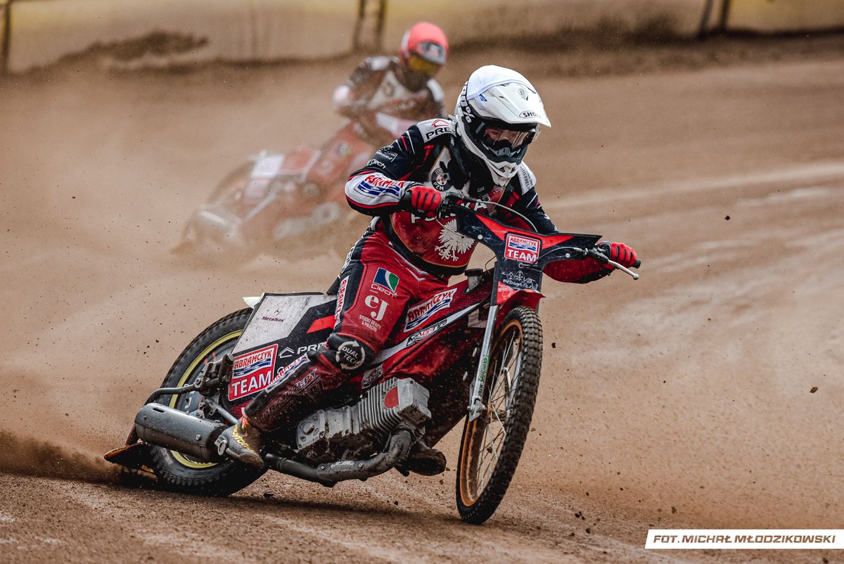 PoloniaBDG's tweet photo. Kacper Tereszczuk, Dominik Jendrzejewski i Mikołaj Teske z licencjami w klasie 500cc! 🔥

Cała trójka zdała dziś w Bydgoszczy egzamin i zrobiła kolejny ważny krok w swojej żużlowej karierze.

Gratulujemy chłopakom oraz trenerom i całej ekipie Akademii Czarnego Gryfa! https://t.co/p74397kMLX