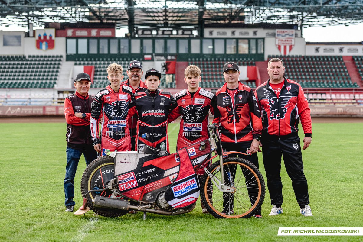 PoloniaBDG's tweet photo. Kacper Tereszczuk, Dominik Jendrzejewski i Mikołaj Teske z licencjami w klasie 500cc! 🔥

Cała trójka zdała dziś w Bydgoszczy egzamin i zrobiła kolejny ważny krok w swojej żużlowej karierze.

Gratulujemy chłopakom oraz trenerom i całej ekipie Akademii Czarnego Gryfa! https://t.co/p74397kMLX