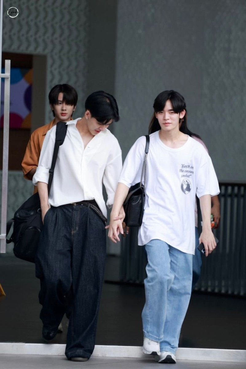 baoduxiao's tweet photo. 躺大腿、拉手朋友之间也可以这样做的
宝宝难道你忘了au了嘛🤣，你最好的朋友
#Porsuppakarn https://t.co/NehtbBoIf5