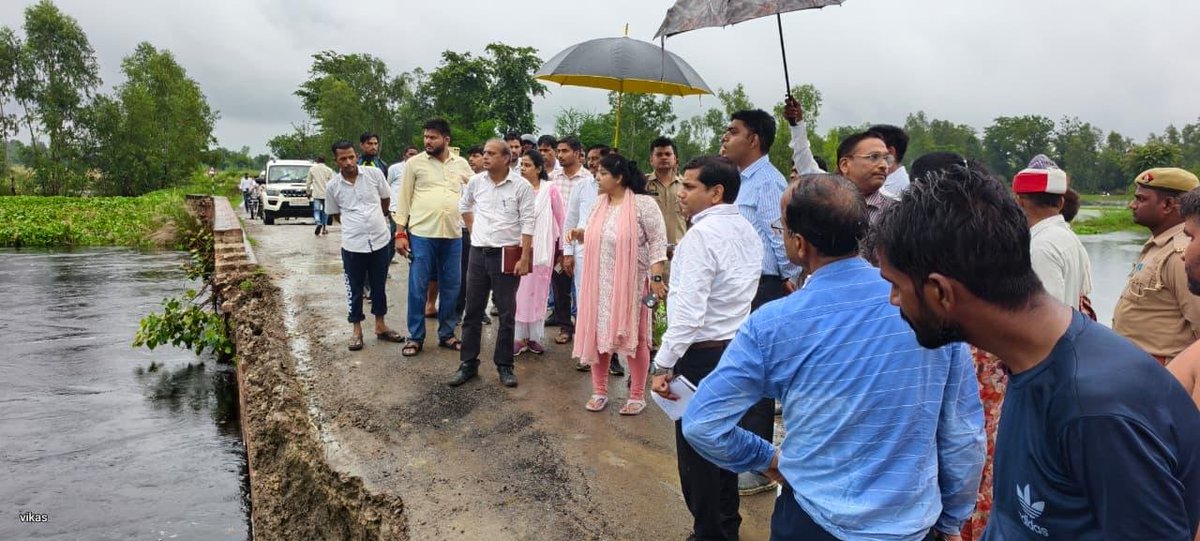 dmraebareli's tweet photo. तहसील महराजगंज के जलभराव प्रभावित गांवों का स्थलीय निरीक्षण कर राहत एवं बचाव कार्यों की स्थिति परखी, ग्रामीणों से संवाद कर उनकी समस्याएं सुनी तथा संबंधित अधिकारियों को आवश्यक सुविधाएं सुनिश्चित करने के निर्देश दिए गए।
@UPGovt @CMOfficeUP @ChiefSecyUP @InfoDeptUP https://t.co/7czeqHUXV0