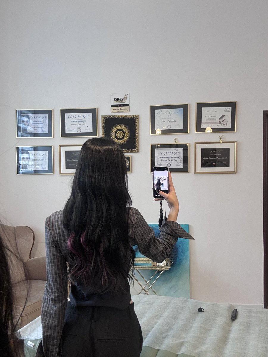 amanecheri's tweet photo. jestem tak dumna z tego jak je zapuscilam a i tak sa lekko zakrecone to w ogole sa dluzsze na codzien https://t.co/YcErhhhji8