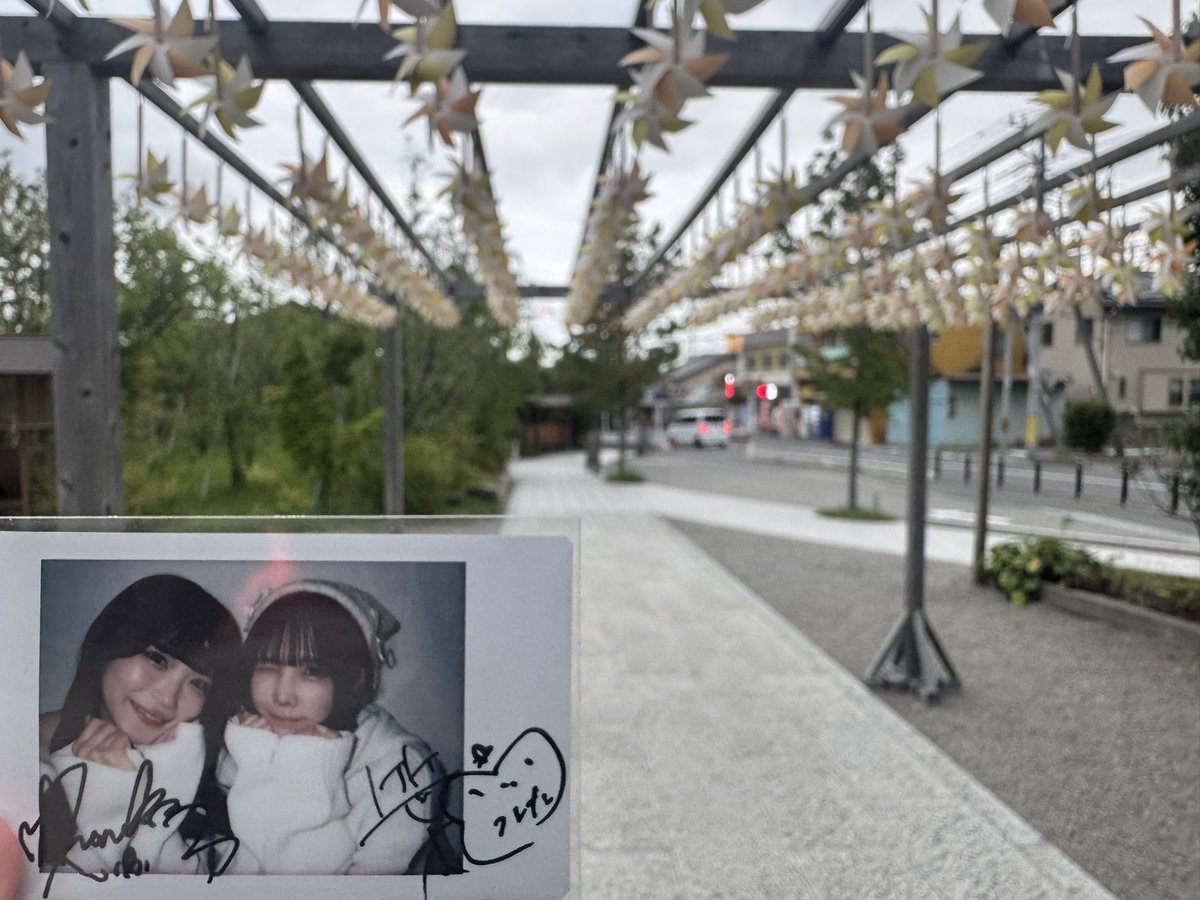 Flower8716985's tweet photo. 【夏憶いレコード】聖地巡礼〜⑤
ほのかが無邪気に手を掲げてるの可愛い!!

よりそい守り
神社の縁結びは恋愛だけでなく
"人と人との大切な繋がり"を見守る
絆を紡ぐお守り 

#高松穂乃花聖地巡礼 https://t.co/DexTWfviyz