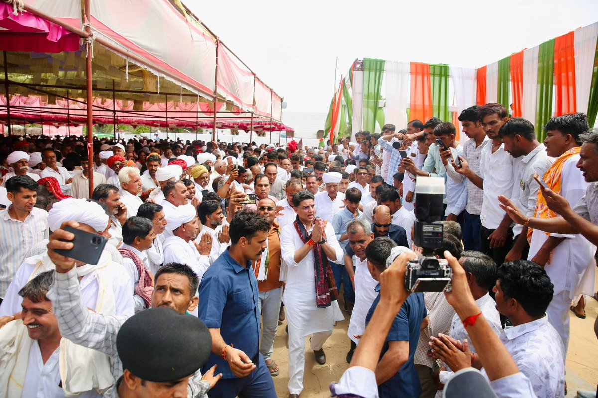 SachinPilot's tweet photo. पूर्व सरपंच स्व. श्री गोरधन राम कड़वासरा जी की मूर्ति अनावरण कार्यक्रम में आयोजित जनसभा को संबोधित किया। 

📍धोरीमन्ना https://t.co/7zuvNzf6RM