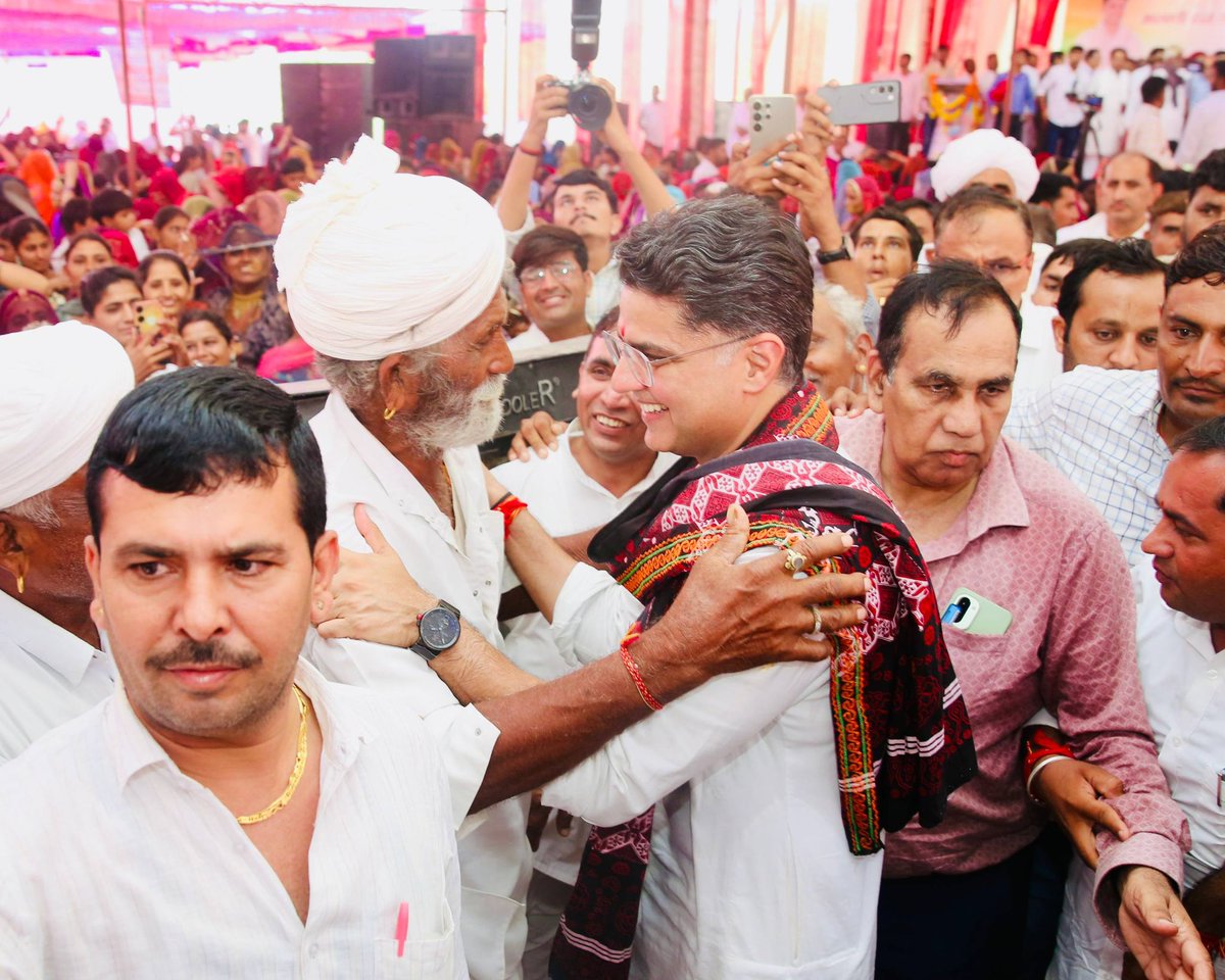SachinPilot's tweet photo. पूर्व सरपंच स्व. श्री गोरधन राम कड़वासरा जी की मूर्ति अनावरण कार्यक्रम में आयोजित जनसभा को संबोधित किया। 

📍धोरीमन्ना https://t.co/7zuvNzf6RM