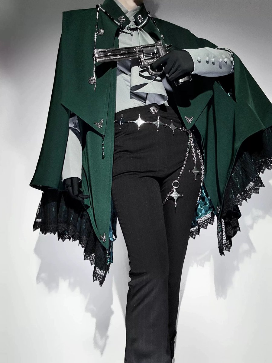 ManusxMachina's tweet photo. 暗緑の貴族のゴシックケープコート 
https://t.co/jFsvDu24W9 
静謐な威厳を纏う、ゴシックスタイルのケープコート。端正なスタンドカラーが軍装を思わせる凛とした佇まいを演出しながら、肩から大きく流れ落ちるケープシルエットが、貴族の外套のような優雅さを醸し出しています。 https://t.co/9gwd8d514d