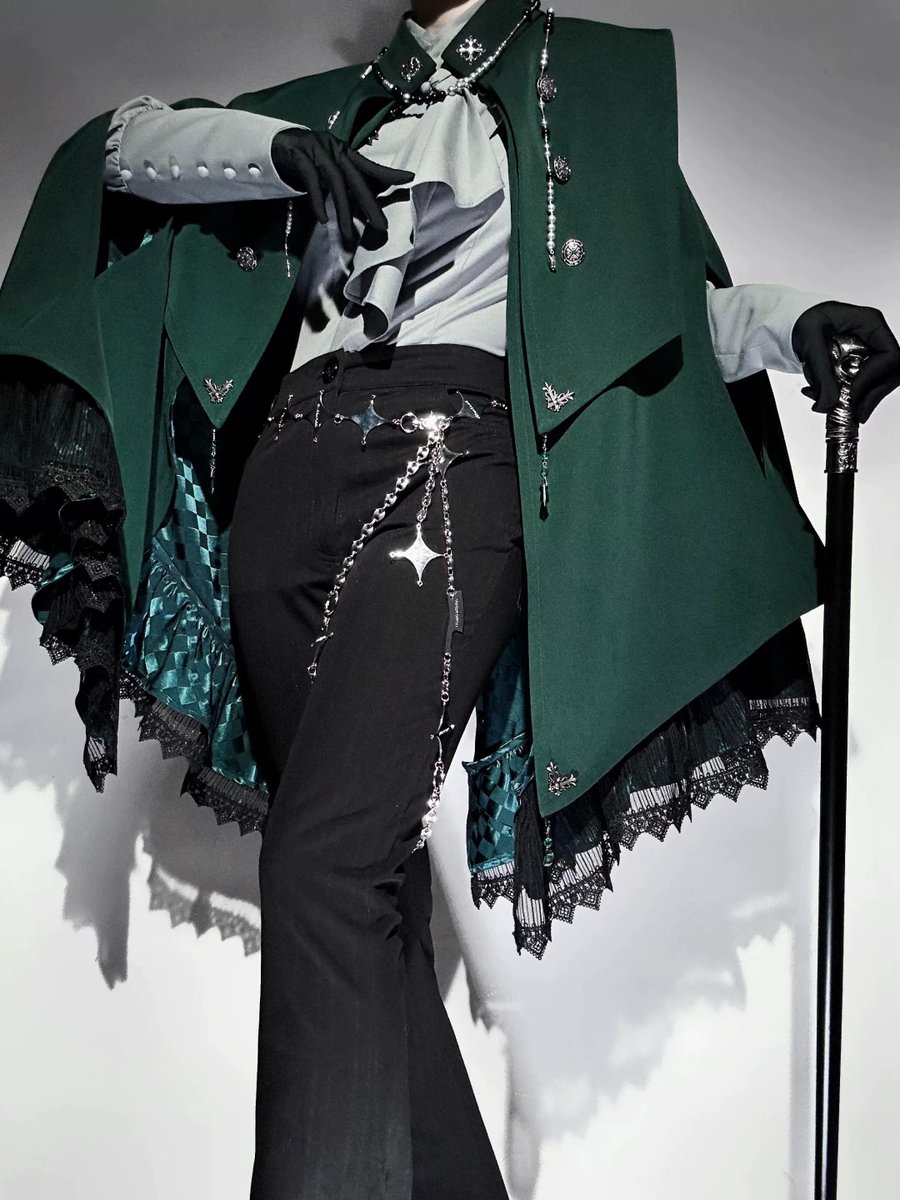 ManusxMachina's tweet photo. 暗緑の貴族のゴシックケープコート 
https://t.co/jFsvDu24W9 
静謐な威厳を纏う、ゴシックスタイルのケープコート。端正なスタンドカラーが軍装を思わせる凛とした佇まいを演出しながら、肩から大きく流れ落ちるケープシルエットが、貴族の外套のような優雅さを醸し出しています。 https://t.co/9gwd8d514d