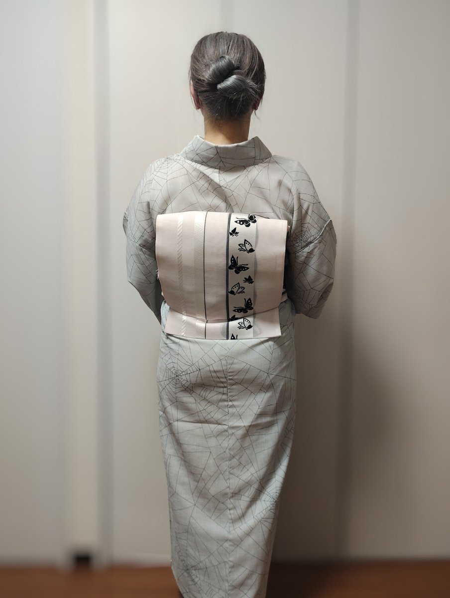 tripod_kettle's tweet photo. 先日のお茶会（帰宅後撮影なのでヨレ恐縮）。久方振りに浴衣以外の夏着物です。蜘蛛の巣柄の単衣に京袋帯は蝶々柄。どちらも紗ですが化繊なのでとにかく暑くて…猛暑が一段落した日で良かったです。
麻草履を雨で駄目にして以来、夏は下駄履きだったので、この機会に夏草履を新調しました。 https://t.co/g9DAGLqD1U