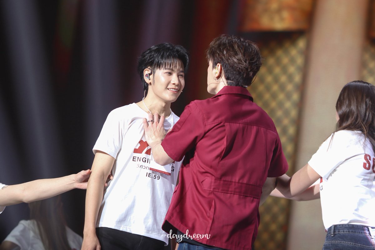 destinylineKM's tweet photo. ก้องภพนี่มันไม่กลัวอะไรเลย ยกเว้นกลัวพี่อาทิตย์ไม่รัก 😔

SOTUS FRIENDSHIP NEVER ENDS

#SOTUS10thYearConcertD2
#คริสสิงโต
#dayxdreams_ https://t.co/NUqlE7gD3E