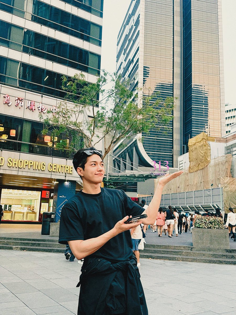 minyangzip's tweet photo. was scratching my head for the longest time trying to figure out why myungsoo decided to take a pic at the least aesthetic looking corner of orchard road, and then it hit me lol 😂 https://t.co/w1GiDf8UHV