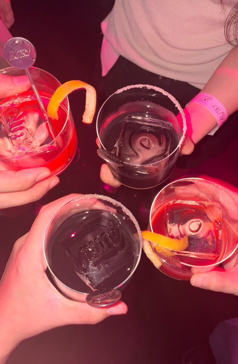 bunnnyhops's tweet photo. THE ICE CUBES ARE LITERALLY DWAEKKI’S TAILLL AUTRY LOVES BINNIE SMMM https://t.co/GbYaU9HJH6