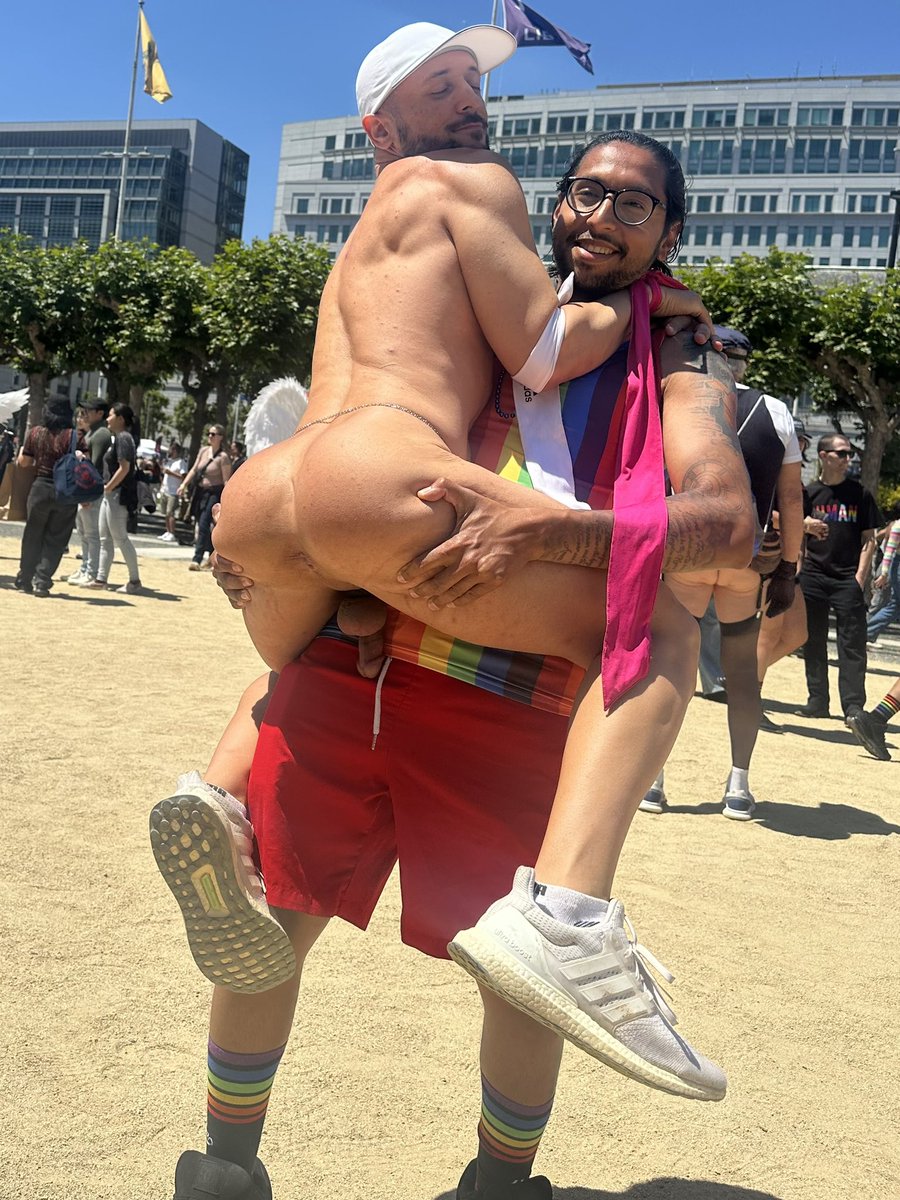 BuffPrincess2's tweet photo. I will always love being opened up when you guys hug me! Omg I was really feeling the breeze 🤣 #publicnudity #teamexhib #exhibitionist https://t.co/0Bse9Og3UG